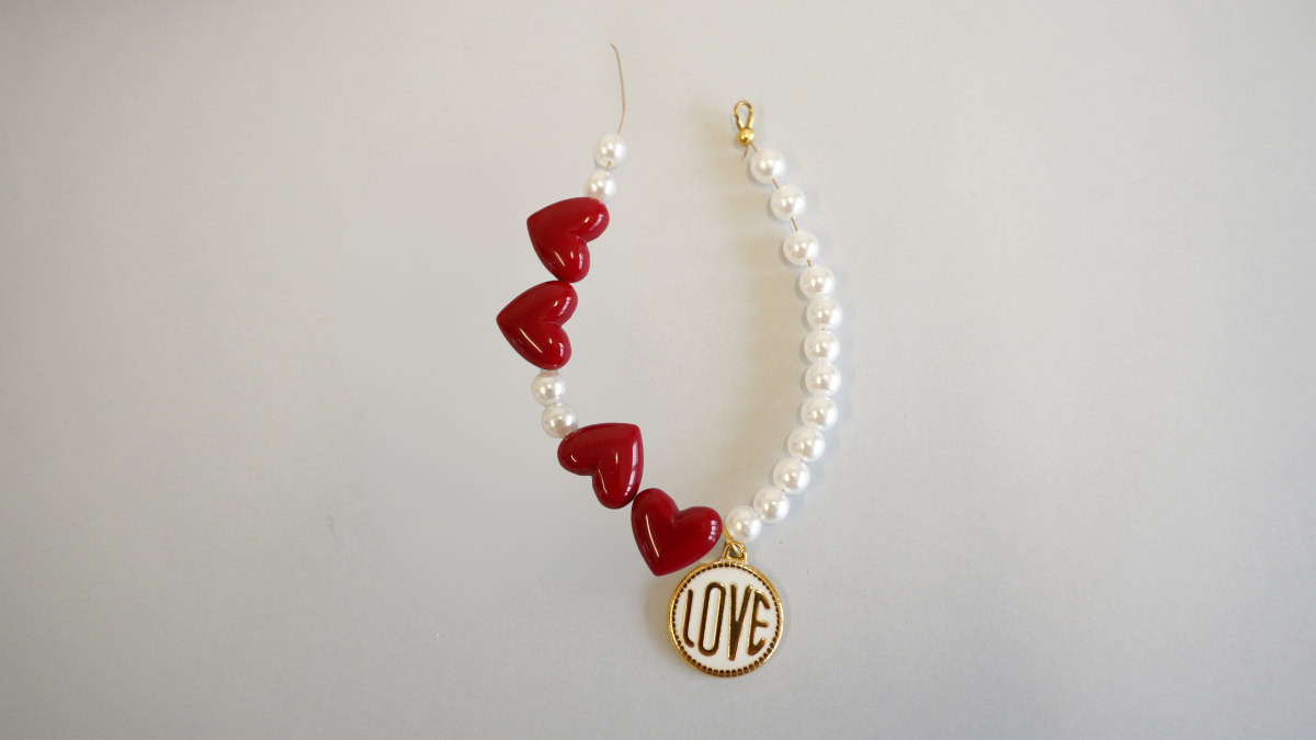 DIY Valentine's bracelet with red hearts and pearly beads : Step 3