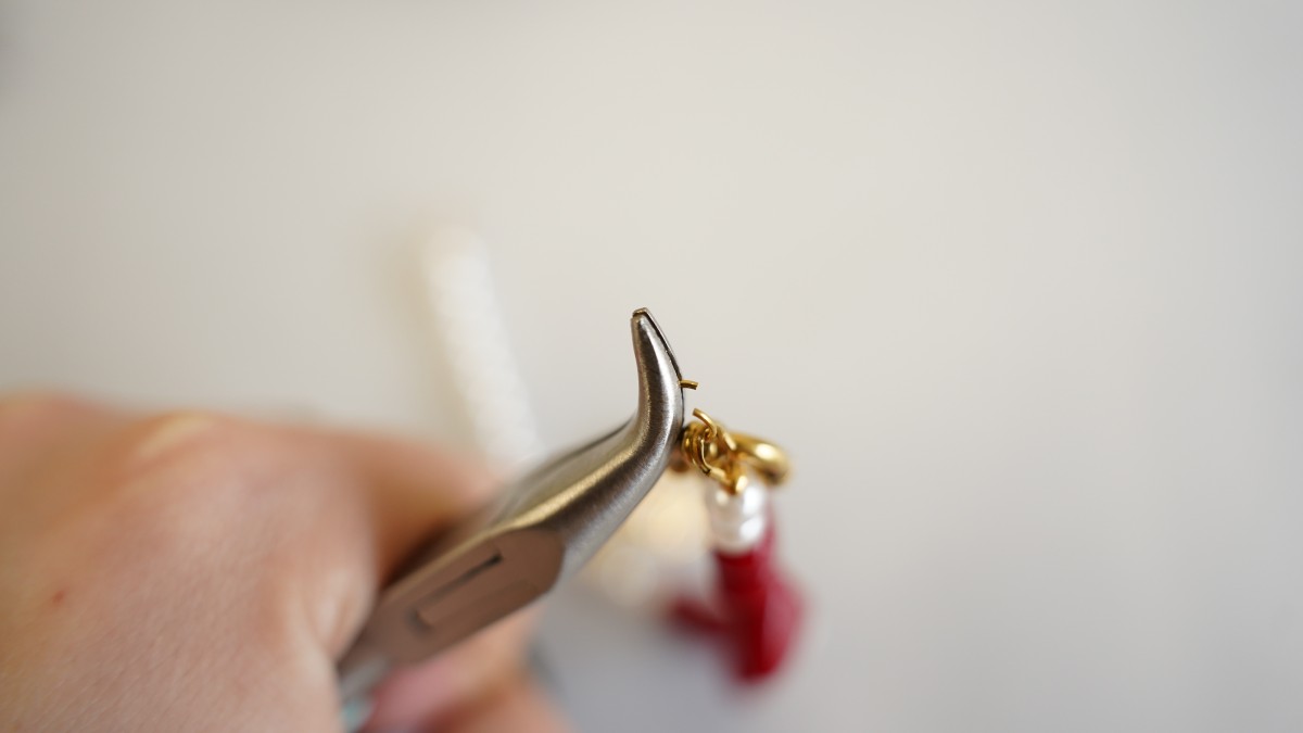 DIY Valentine's bracelet with red hearts and pearly beads : Step 6