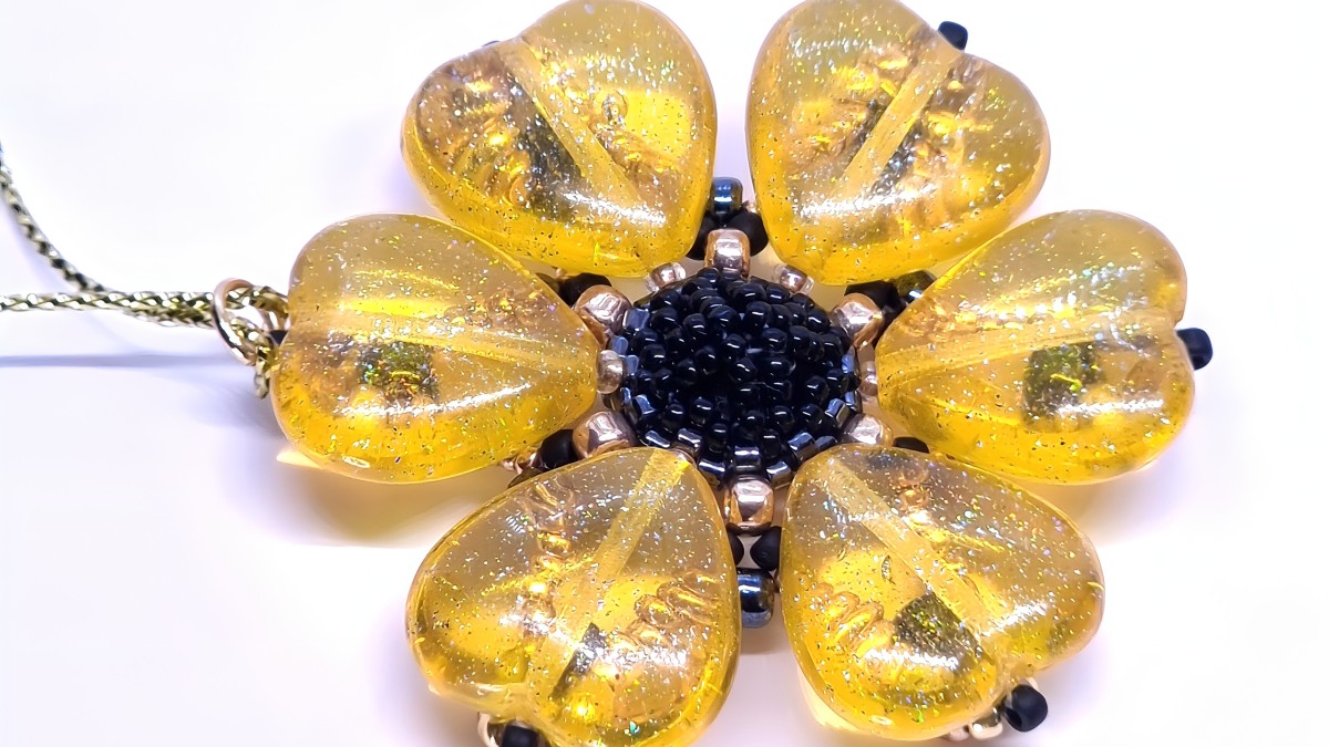 Schema  Fleur de Coeur pendant by Angel Accessories