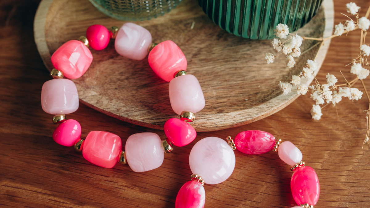 Schema  DIY Elastic bracelet with pink beads