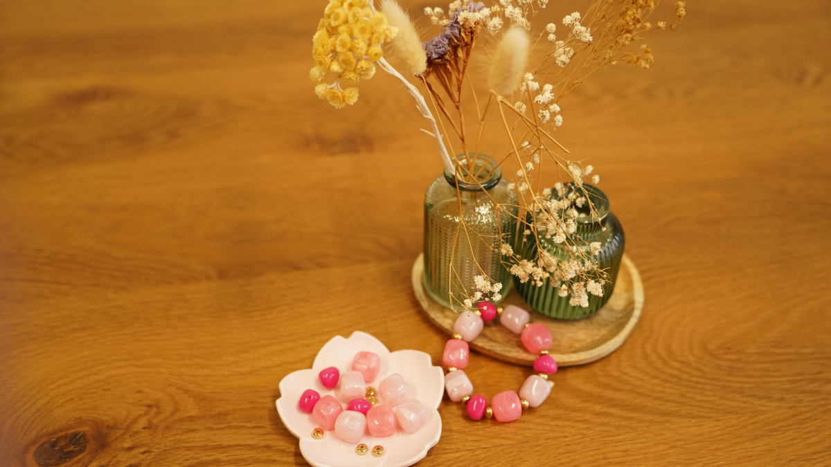 DIY Elastic bracelet with pink beads : Step 1