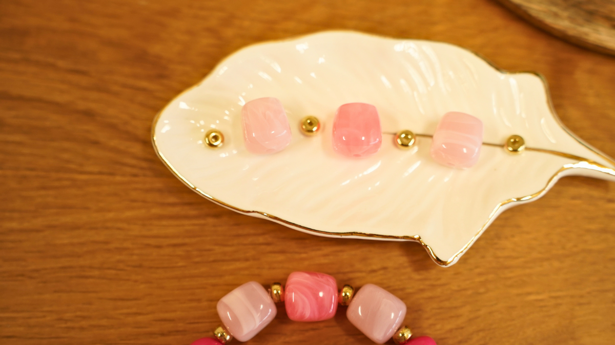 DIY Elastic bracelet with pink beads : Step 2