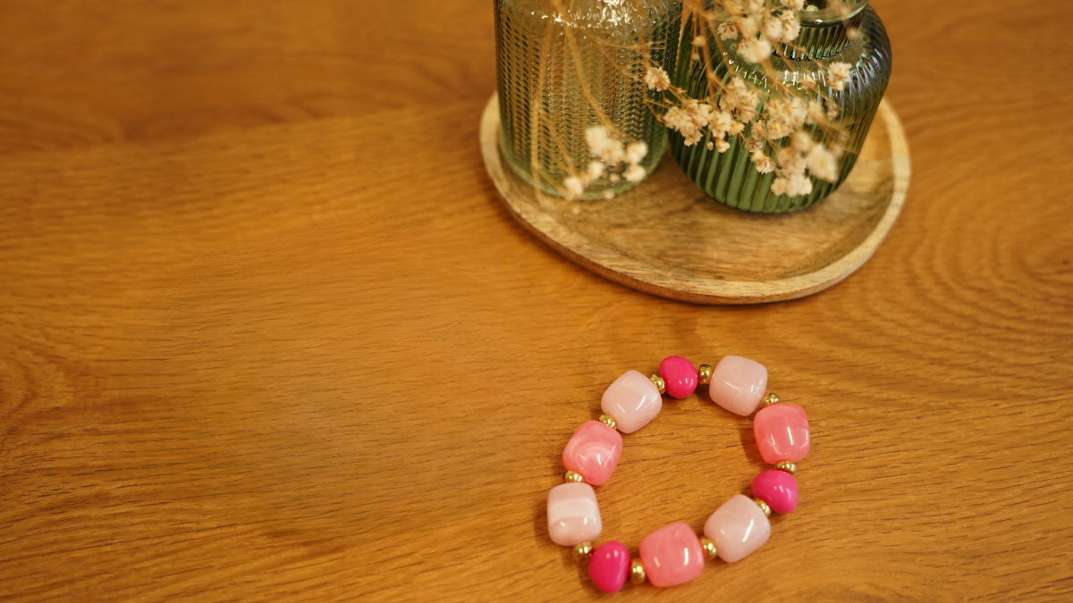 DIY Elastic bracelet with pink beads : Step 4