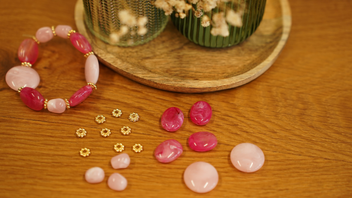DIY Elastic bracelet with pink beads : Step 5