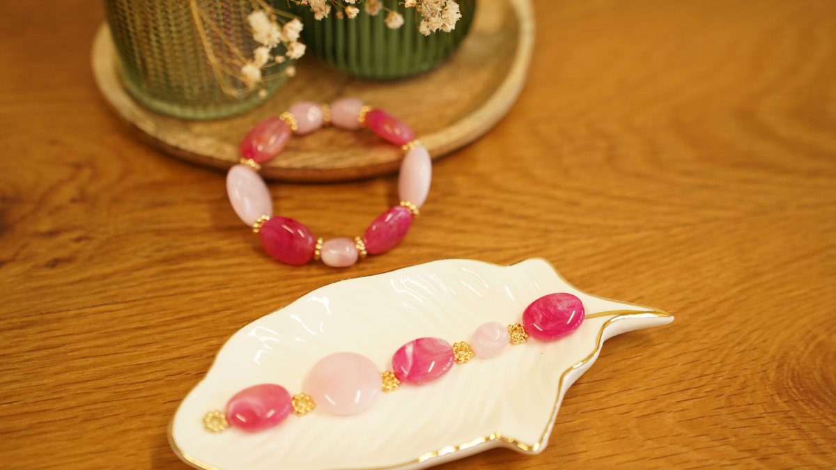 DIY Elastic bracelet with pink beads : Step 6