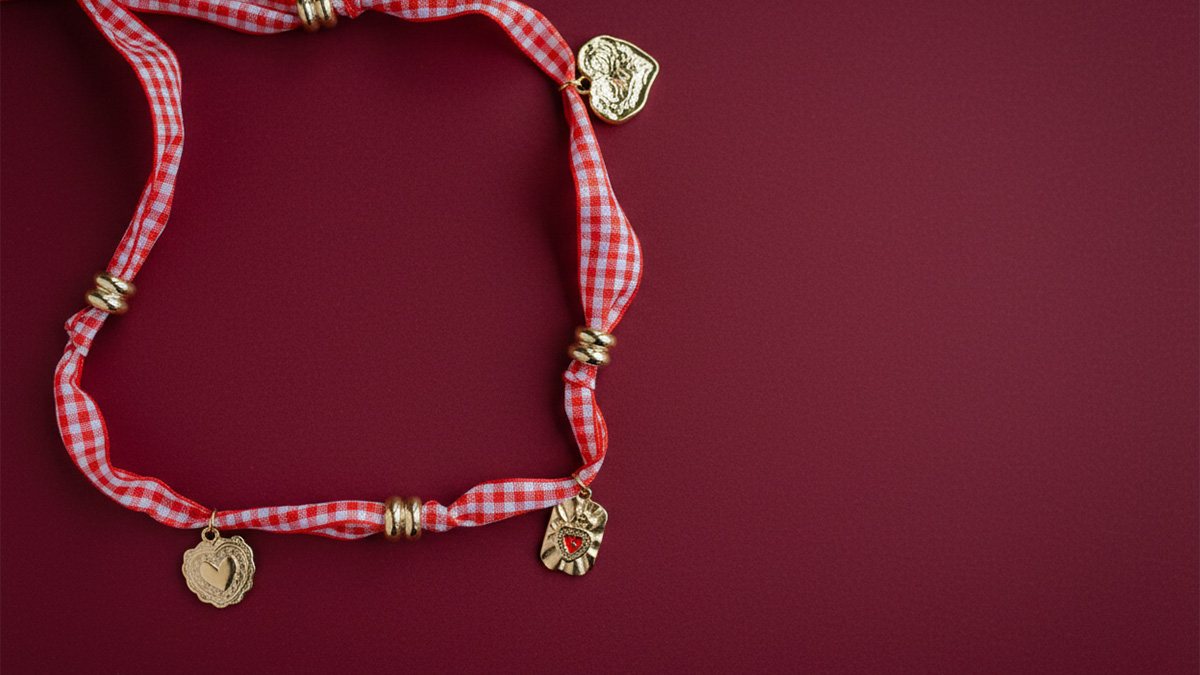 Schema  Gingham ribbon necklace with heart charms
