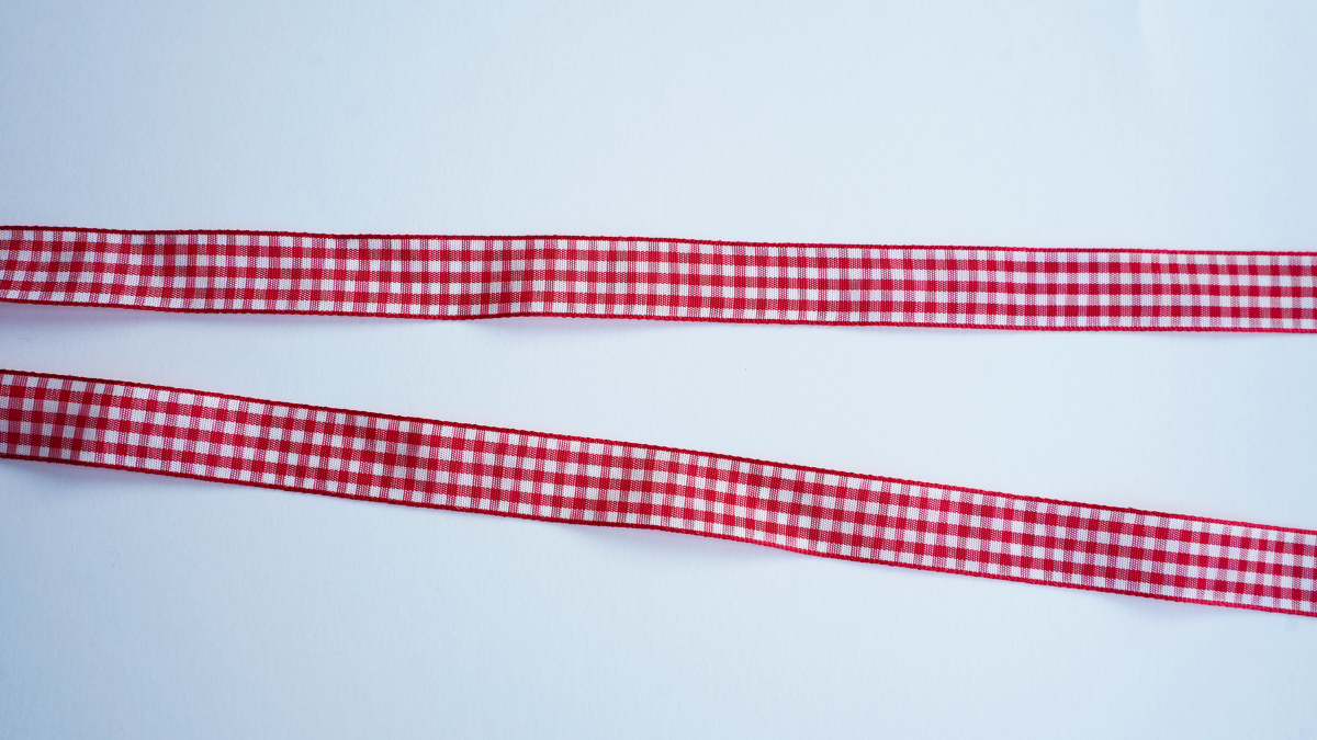 Gingham ribbon necklace with heart charms : Step 1