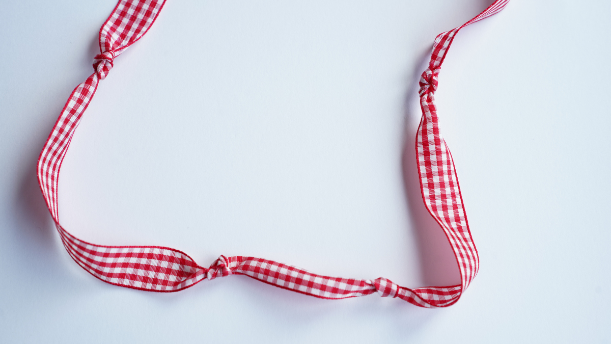 Gingham ribbon necklace with heart charms : Step 2