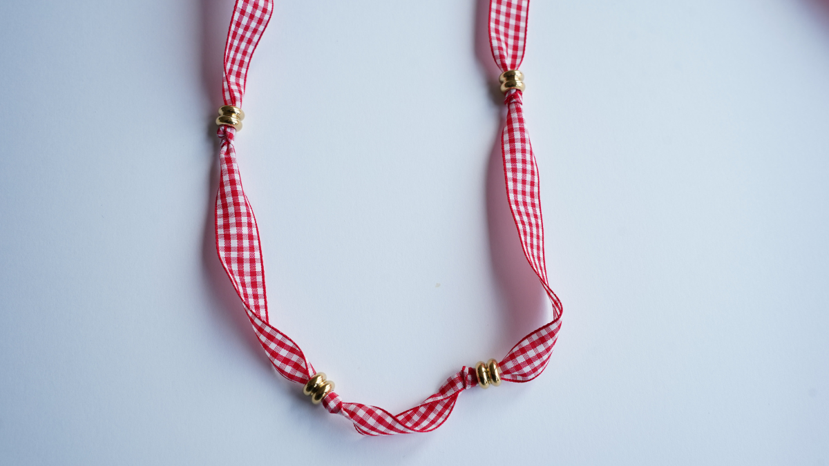 Gingham ribbon necklace with heart charms : Step 3