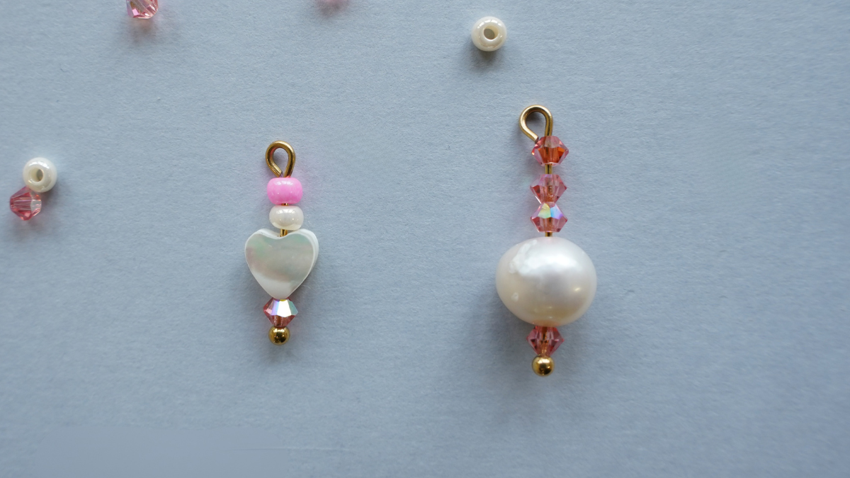 Creoles with heart charms and Preciosa pearls : Step 1