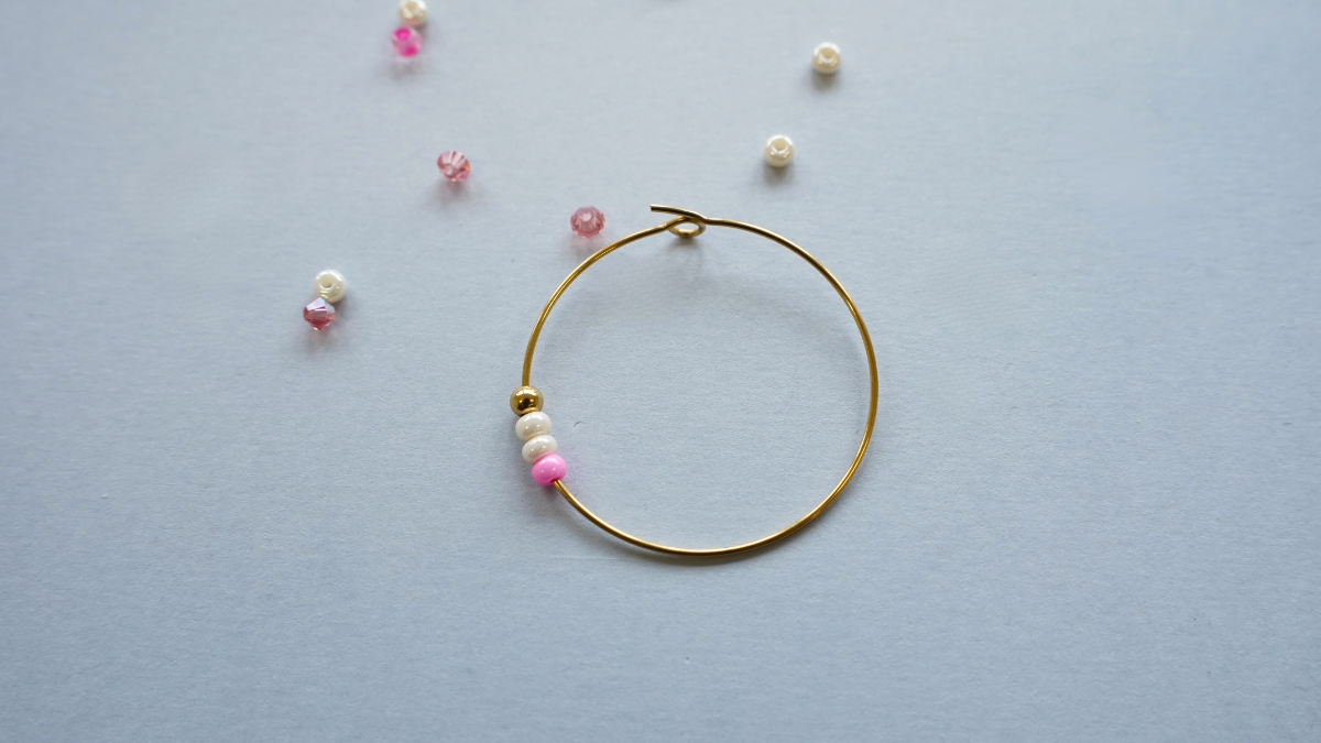 Creoles with heart charms and Preciosa pearls : Step 2