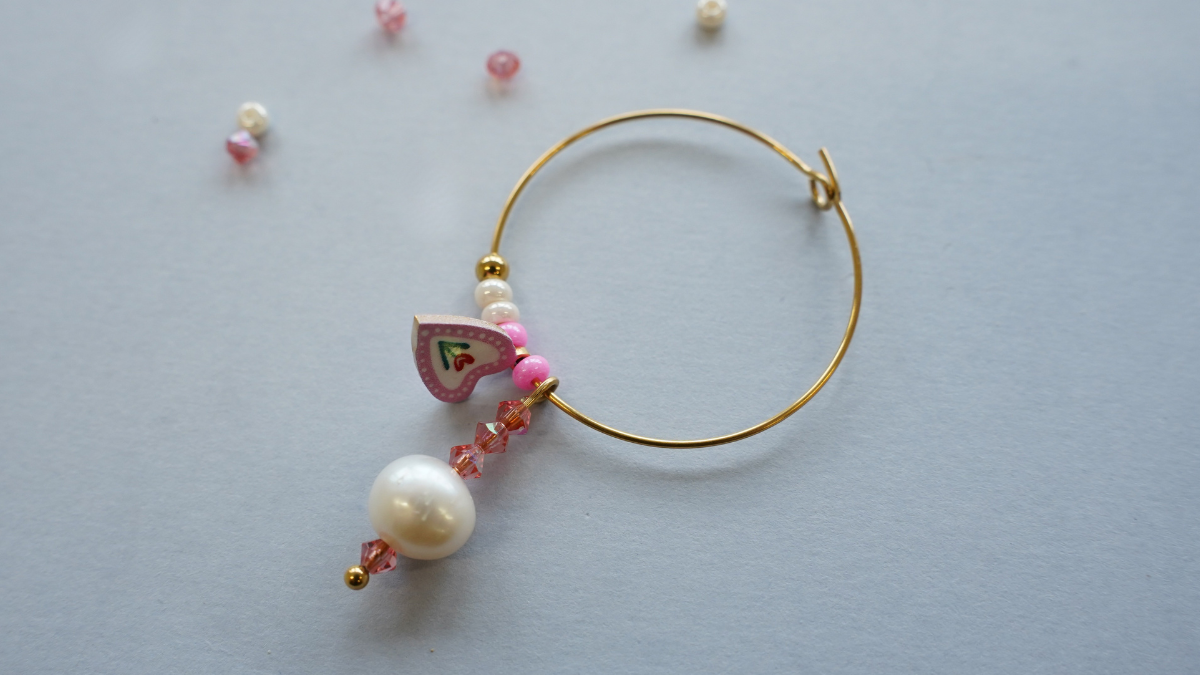 Creoles with heart charms and Preciosa pearls : Step 3