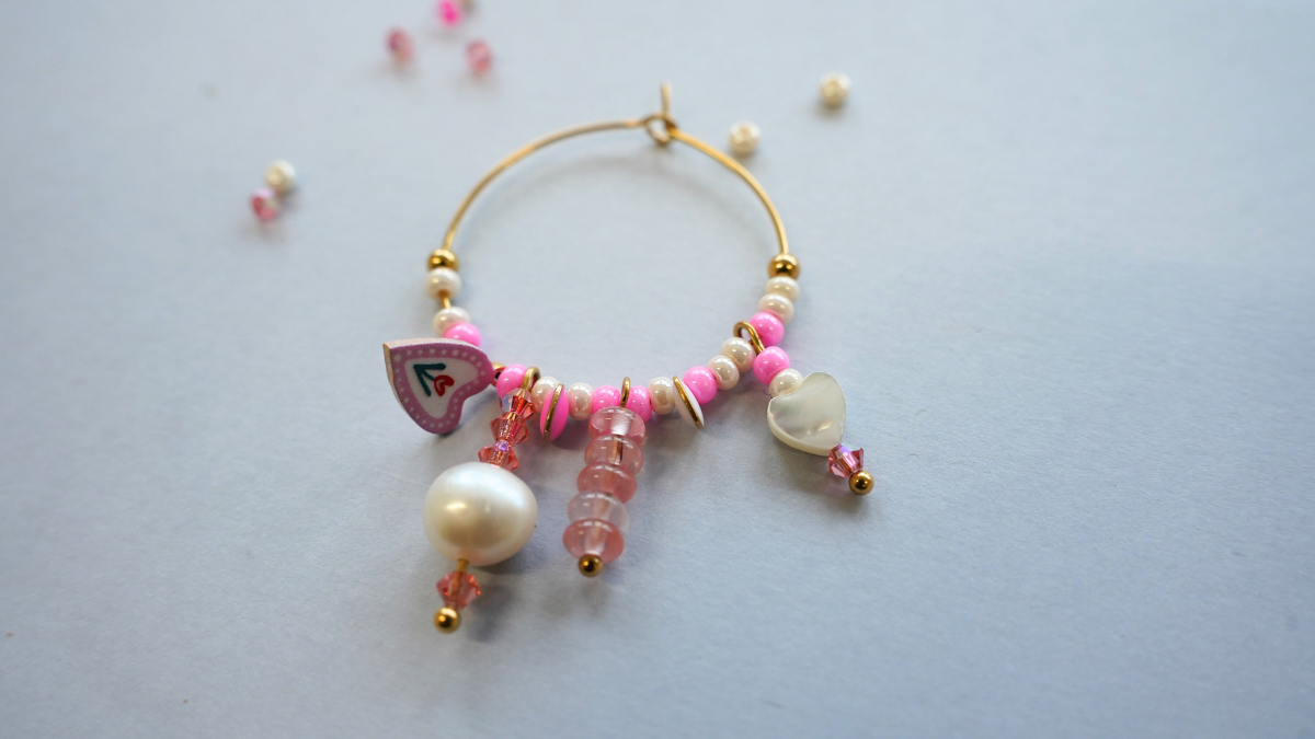 Creoles with heart charms and Preciosa pearls : Step 5