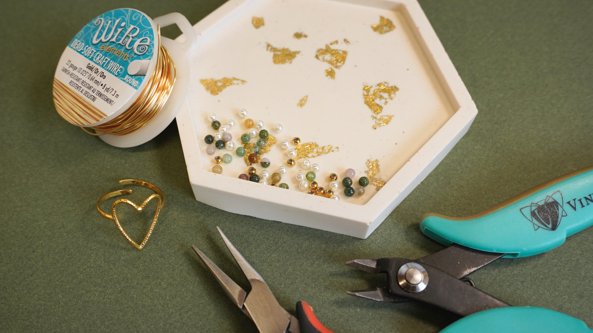 DIY Heart and gemstone beads ring : Step 1