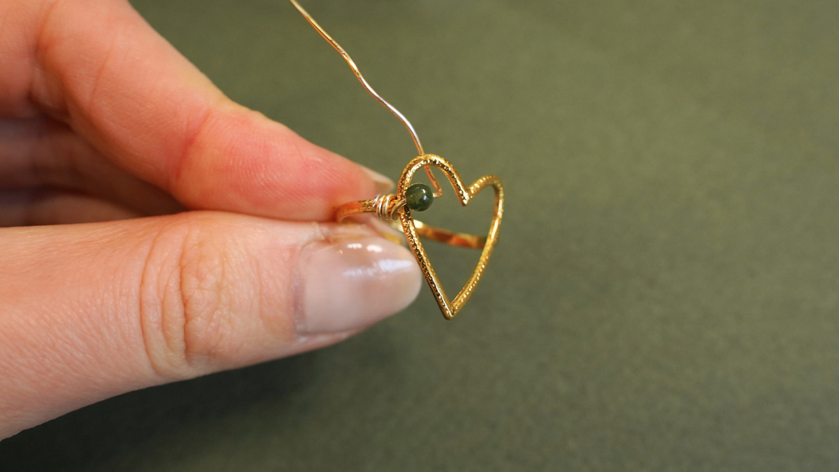 DIY Heart and gemstone beads ring : Step 4