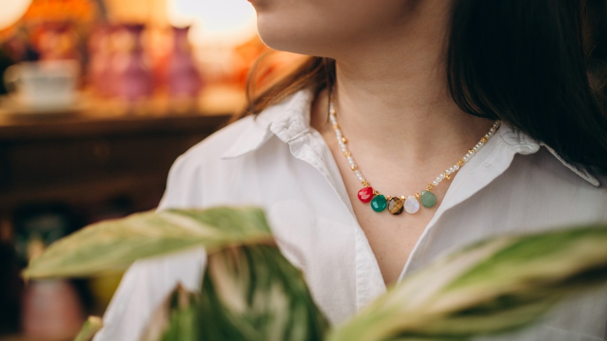 Collier pendentifs en pierre gemme et perles nacrées