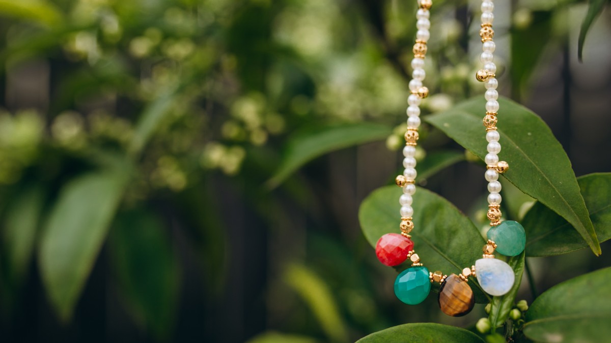 Schema  Gemstone and pearly bead pendant necklace