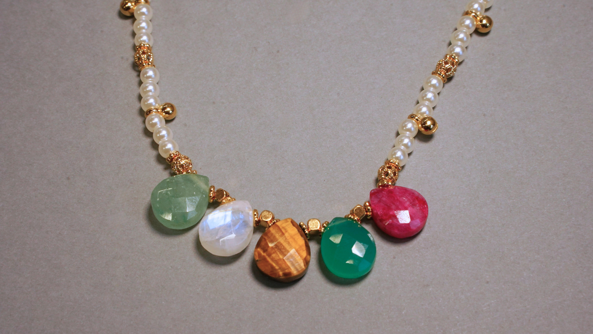 Gemstone and pearly bead pendant necklace : Step 4