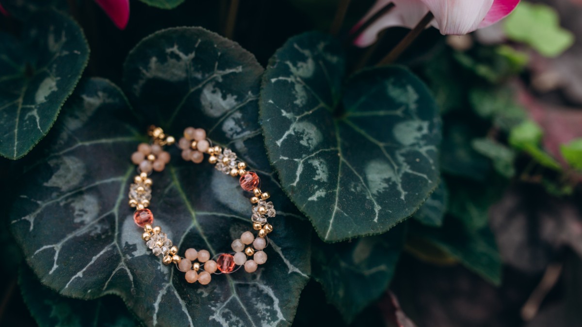 Preciosa gemstone and spinning top flower bracelet
