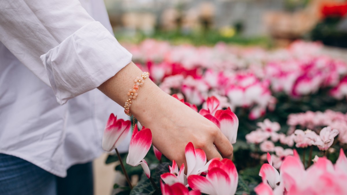 Schema  Preciosa gemstone and spinning top flower bracelet