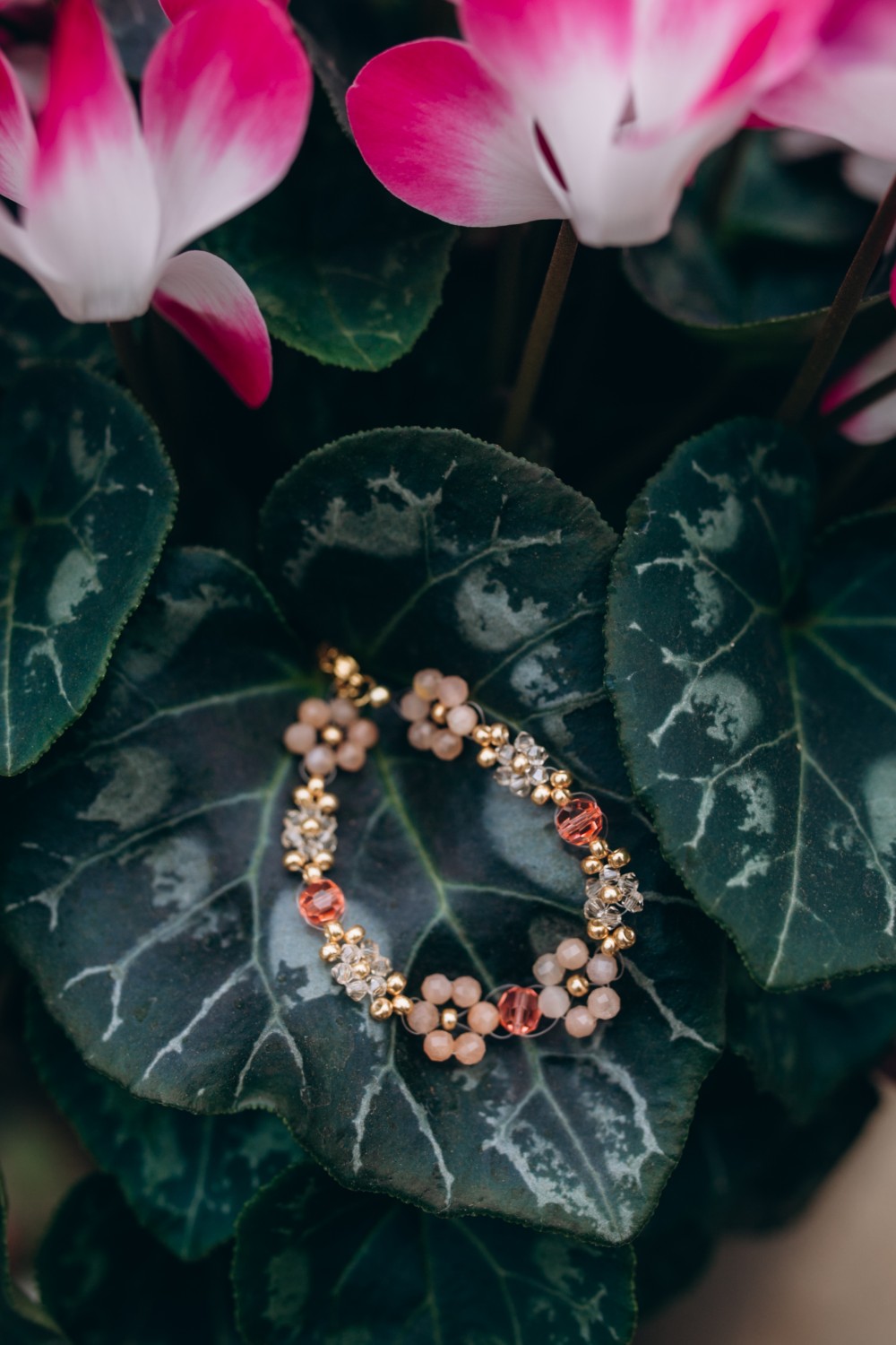 Schema  Preciosa gemstone and spinning top flower bracelet