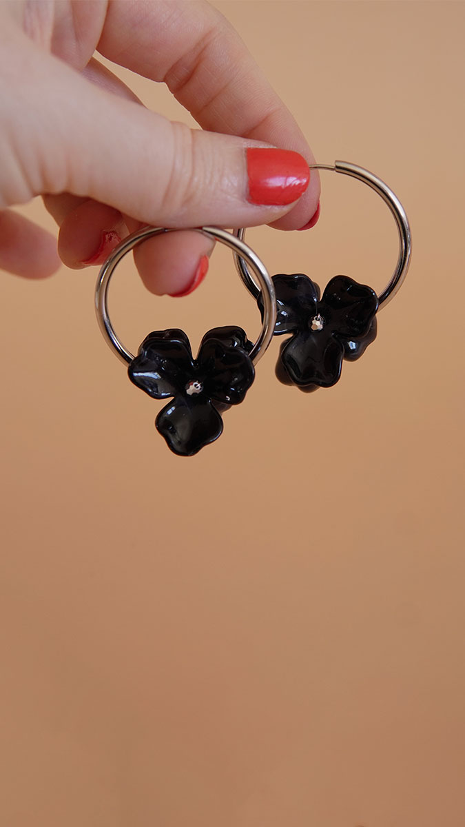 Gold-plated stainless steel hoop earrings with flowers