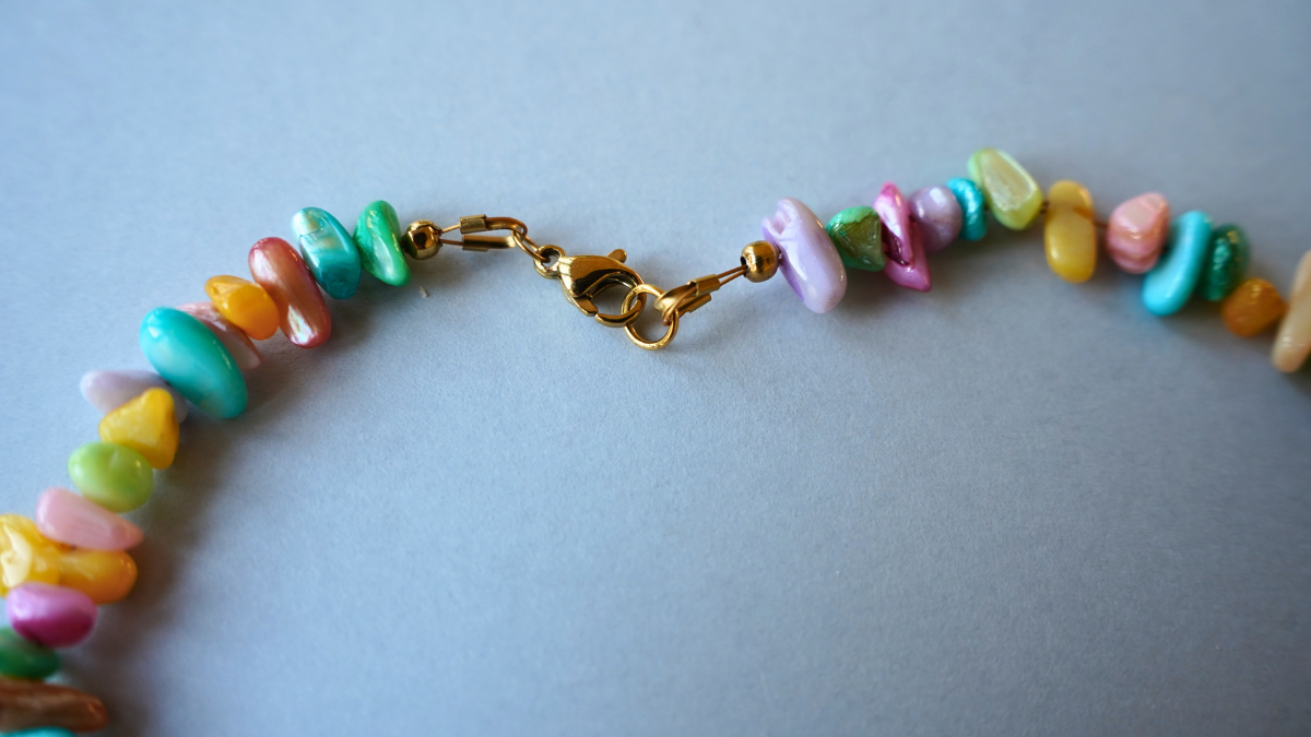 Multicolored pearl necklace and stainless steel pendant : Step 7