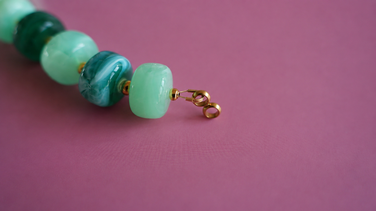 Necklace with large colored acrylic beads and letter pendant : Step 2 Necklace with large colored acrylic beads and letter pendant : Step 2
