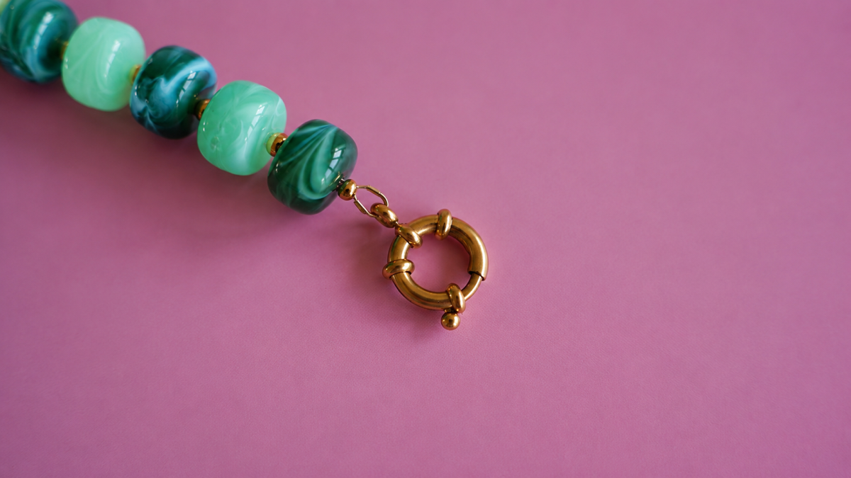 Necklace with large colored acrylic beads and letter pendant : Step 3 Necklace with large colored acrylic beads and letter pendant : Step 3