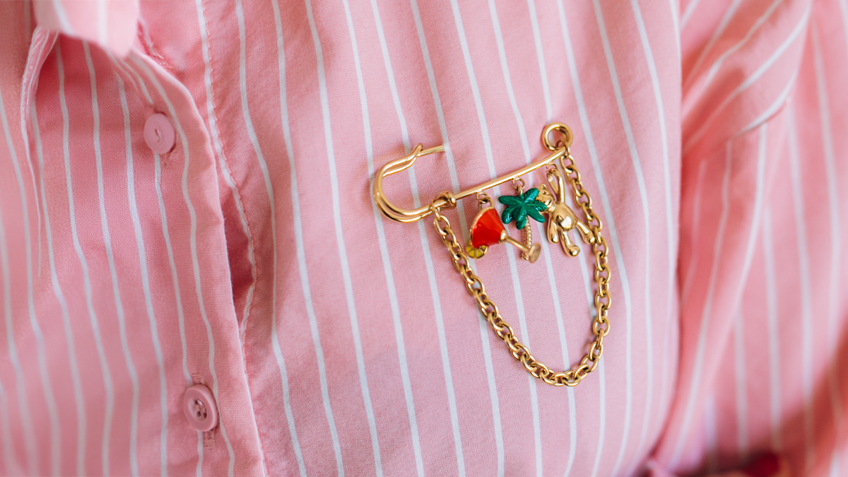 Schema  Charm's safety pin brooch