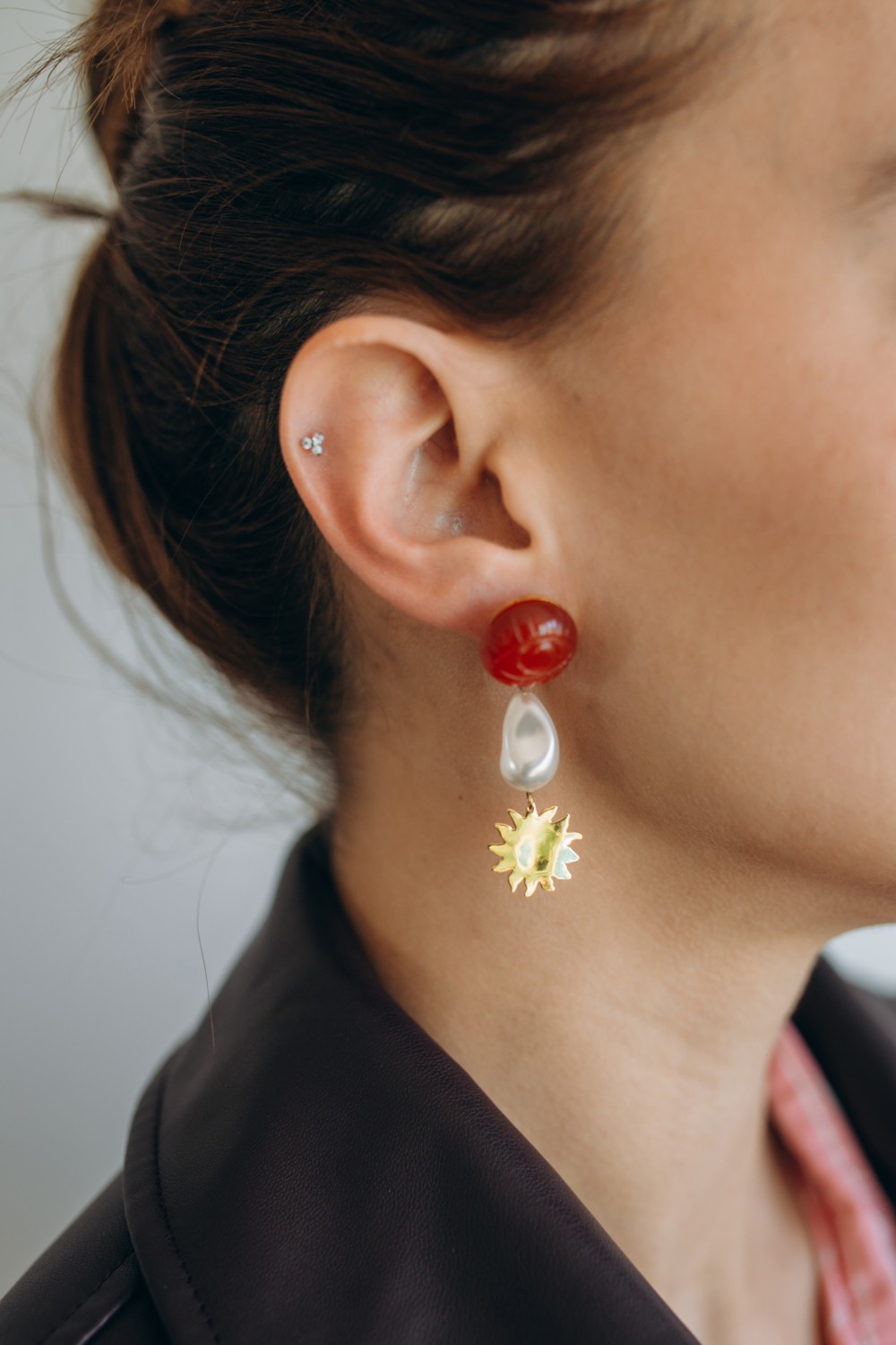 Asymmetrical earrings in carnelian and Swarovski mother-of-pearl