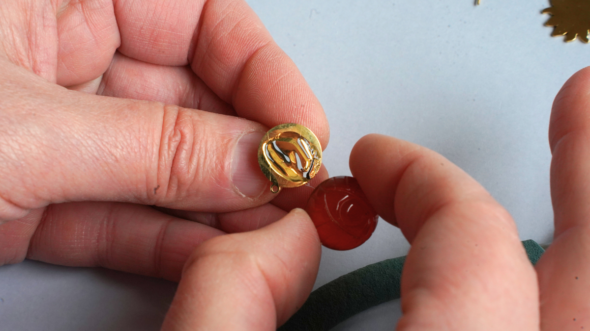 Asymmetrical earrings in carnelian and Swarovski mother-of-pearl : Step 2