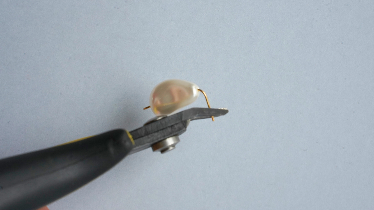 Asymmetrical earrings in carnelian and Swarovski mother-of-pearl : Step 3