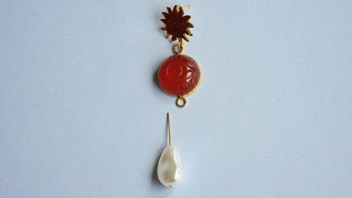 Asymmetrical earrings in carnelian and Swarovski mother-of-pearl : Step 5