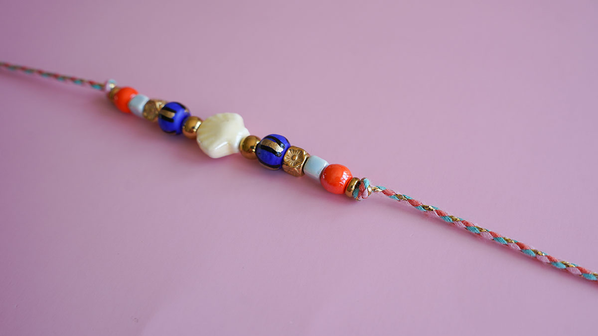 Cord necklace with multicolored beads : Step 1