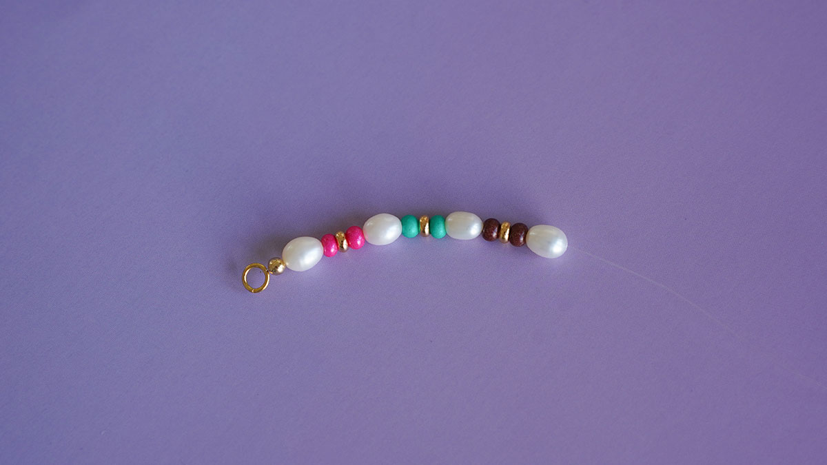 Bracelet with colored seed beads and freshwater pearls : Step 2 Bracelet with colored seed beads and freshwater pearls : Step 2