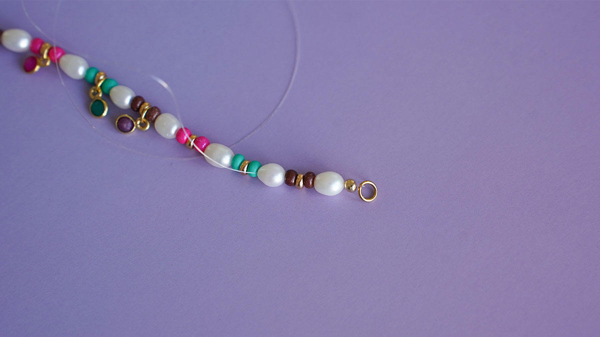Bracelet with colored seed beads and freshwater pearls : Step 4 Bracelet with colored seed beads and freshwater pearls : Step 4
