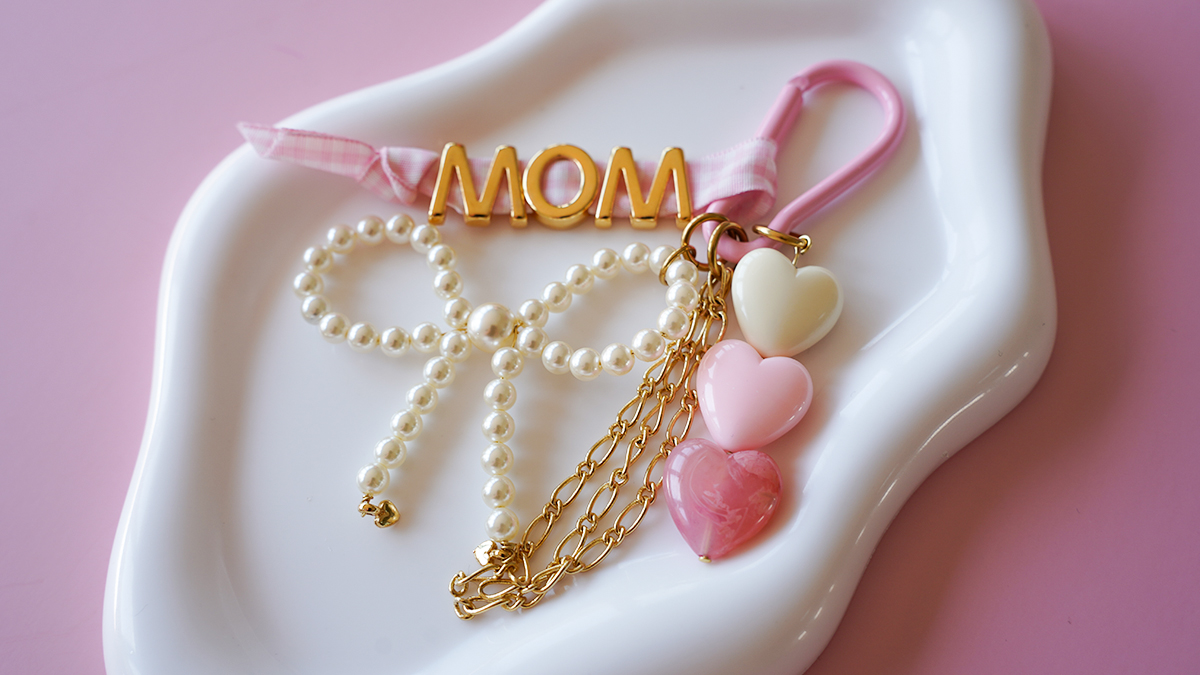 Schema  DIY Mother's Day bag jewelry: pearly bead and letter bow keyring