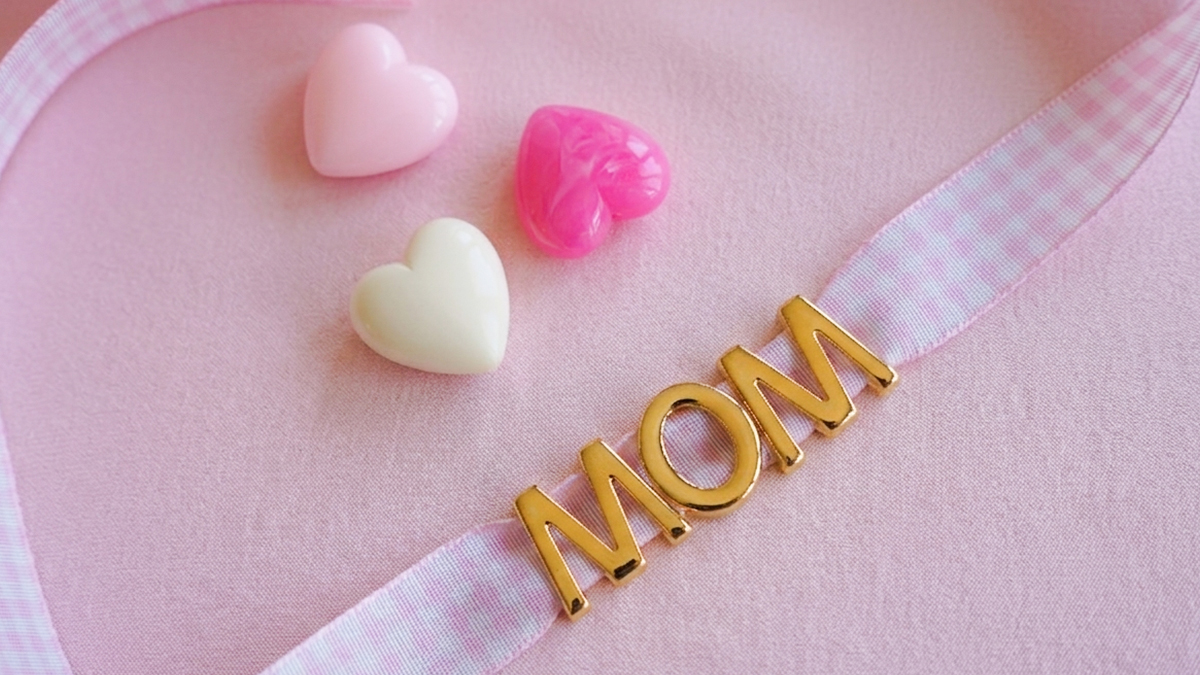 DIY Mother's Day bag jewelry: pearly bead and letter bow keyring : Step 1