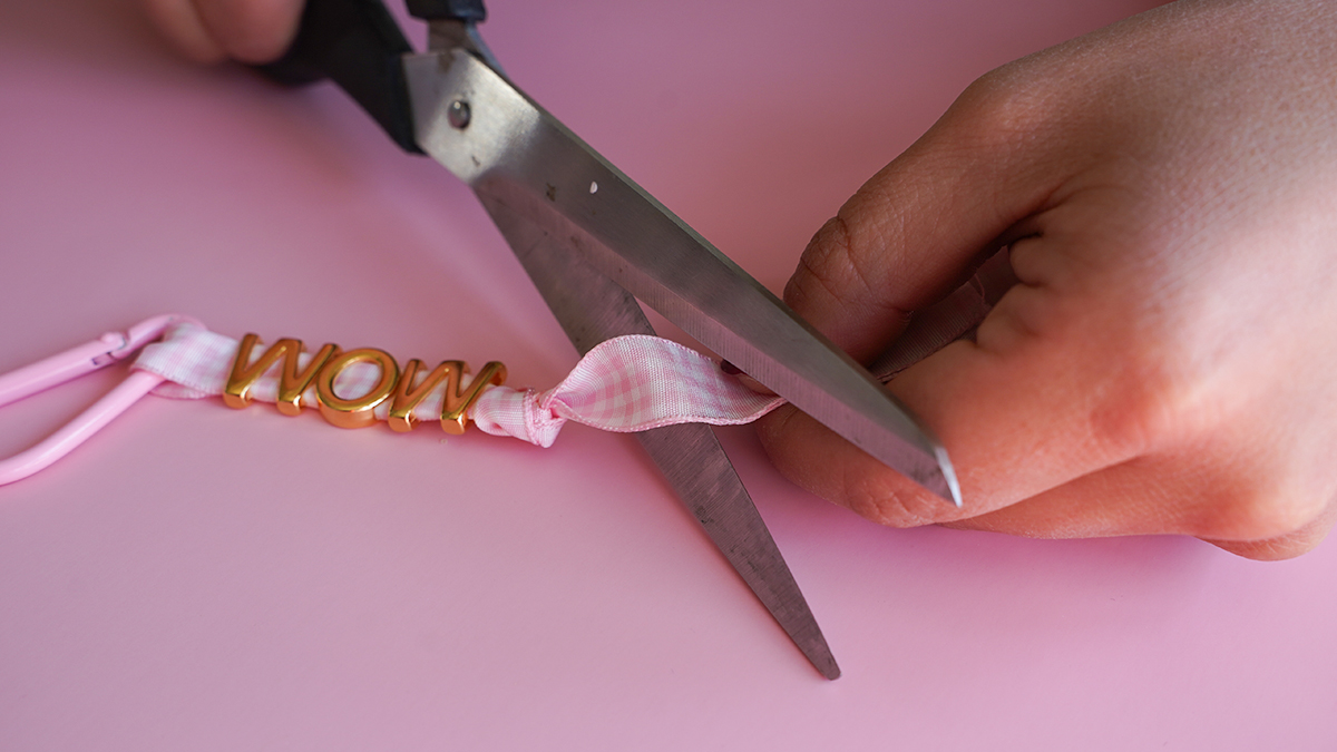 DIY Mother's Day bag jewelry: pearly bead and letter bow keyring : Step 4