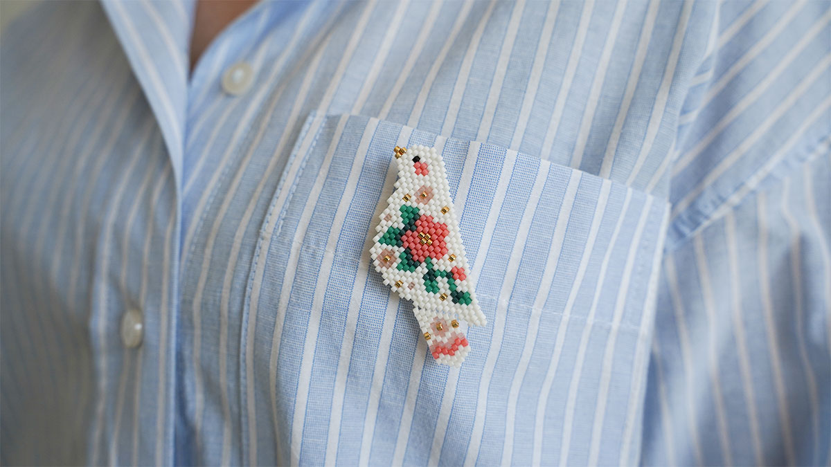 Miyuki bird brooch in Brick Stitch