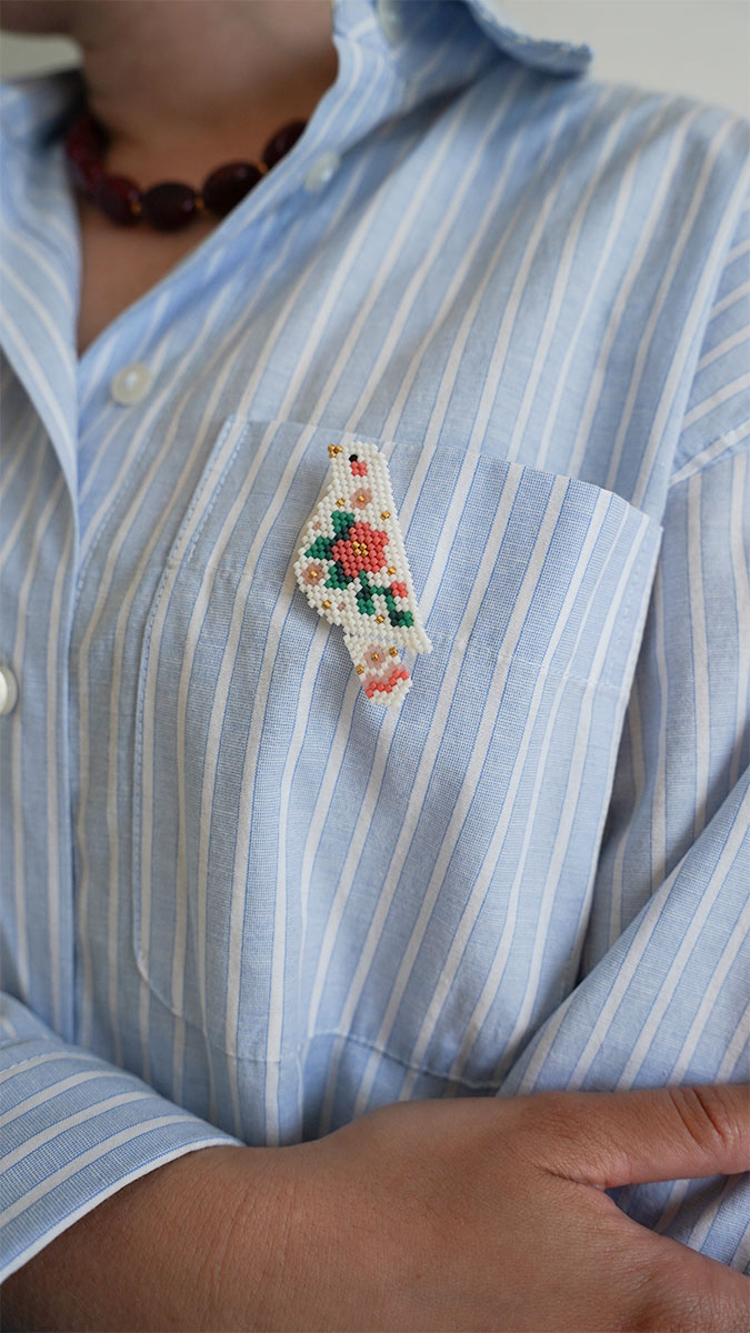Miyuki bird brooch in Brick Stitch