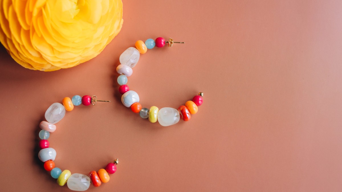 Boucles d'oreilles avec mix de perles colorées