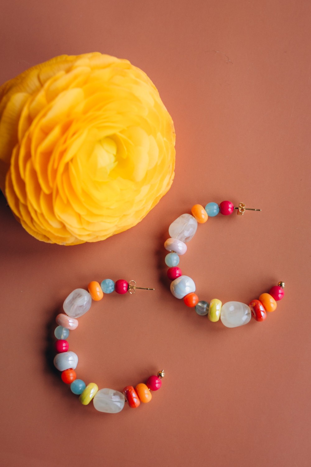 Earrings with mix of colored pearls