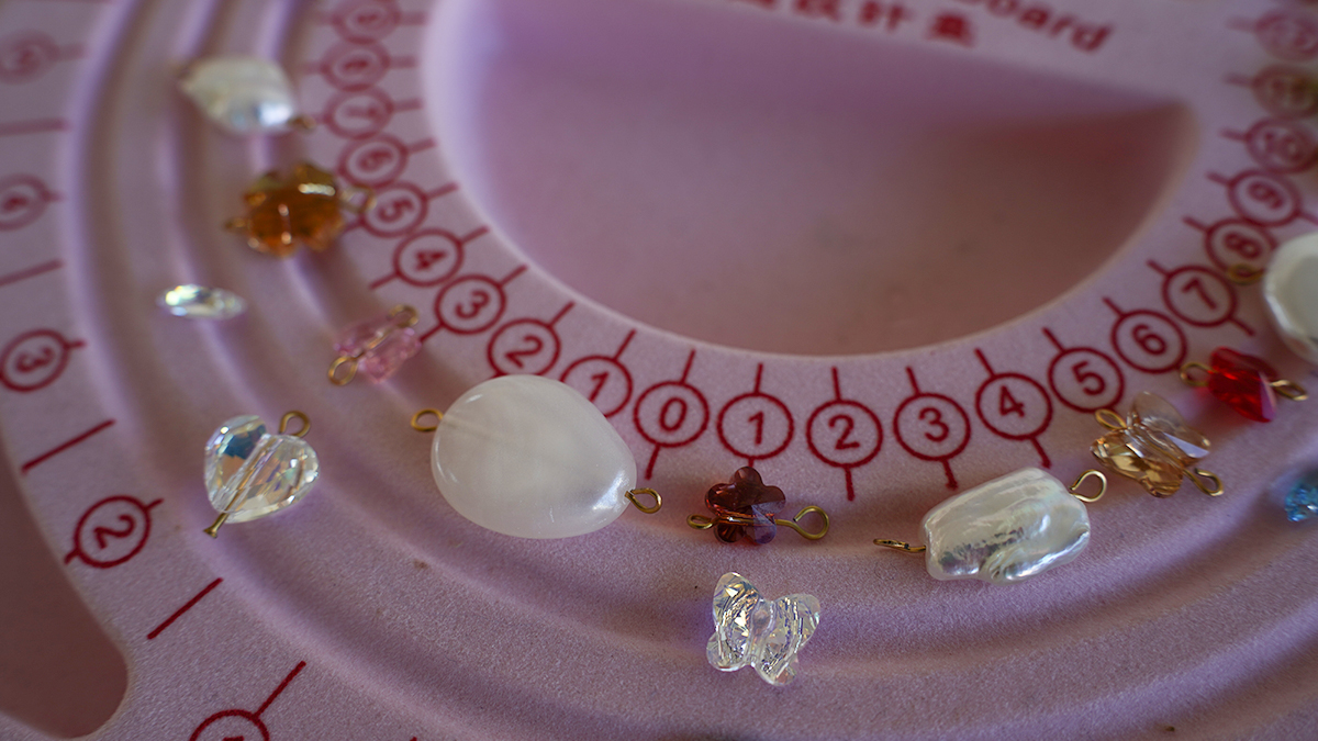 PureCrystal and pearly beads necklace : Step 2