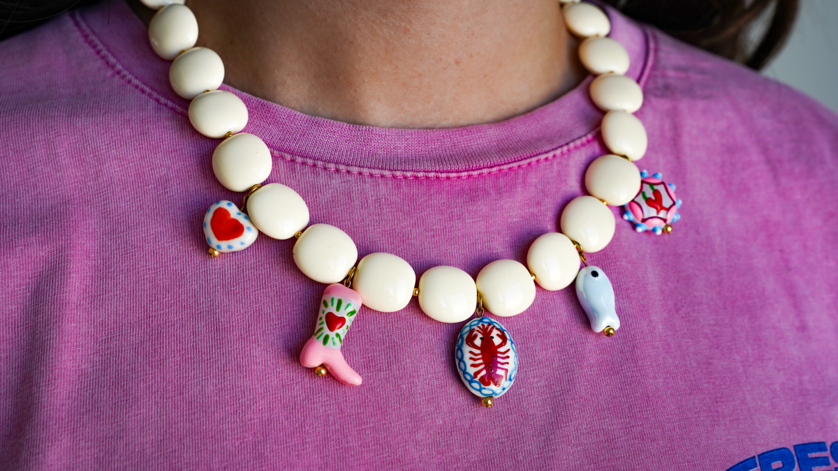 Schema Necklace with opaque resin beads and colored pendants Schema Necklace with opaque resin beads and colored pendants