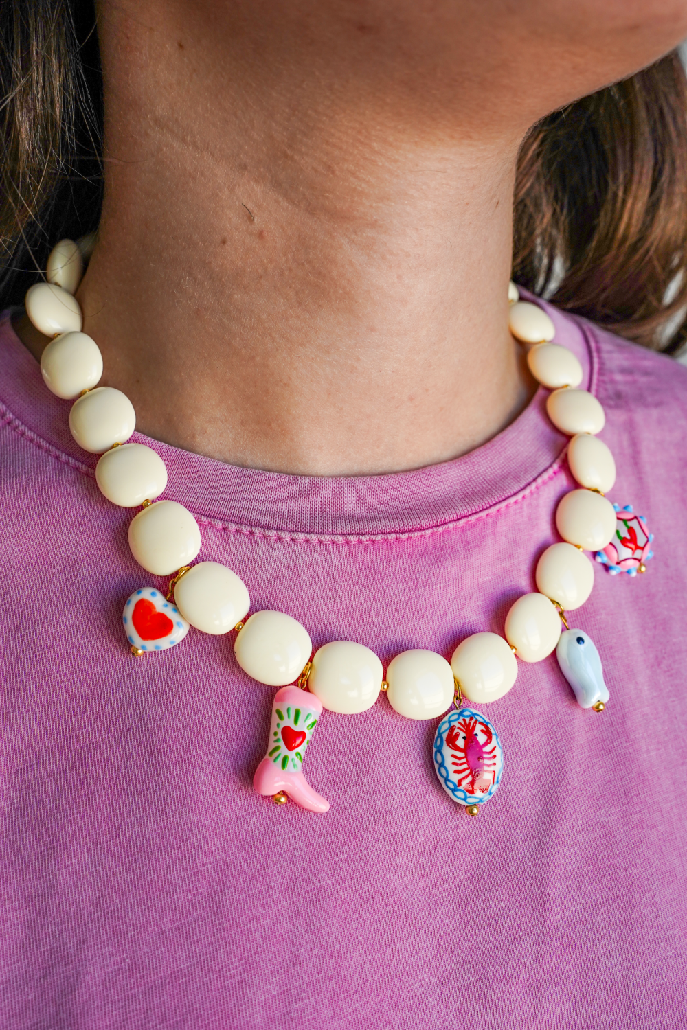 Schema Necklace with opaque resin beads and colored pendants Schema Necklace with opaque resin beads and colored pendants