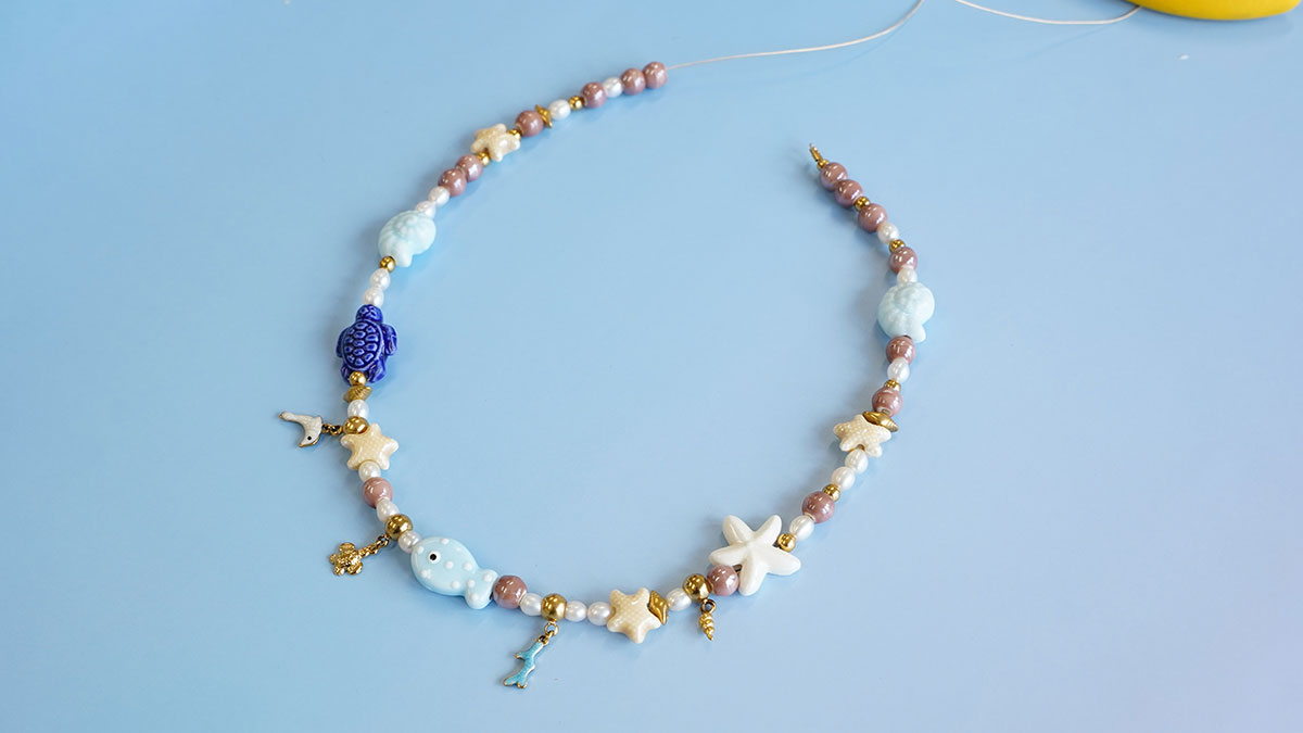 Necklace with ceramic beads and freshwater pearls : Step 1