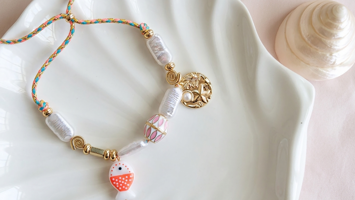 Cord and charm marine bracelet: a colorful DIY jewel for summer Cord and charm marine bracelet: a colorful DIY jewel for summer