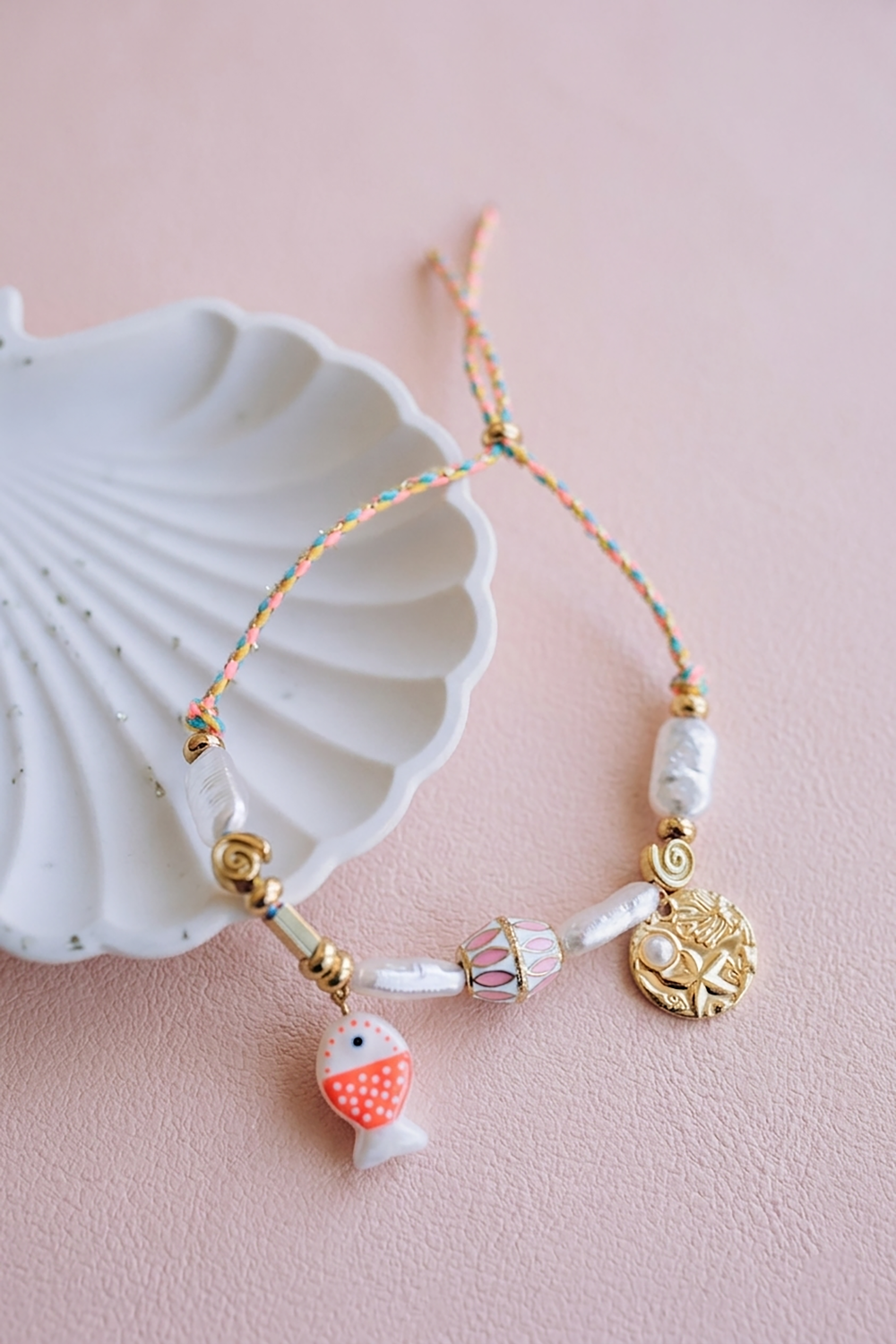 Cord and charm marine bracelet: a colorful DIY jewel for summer